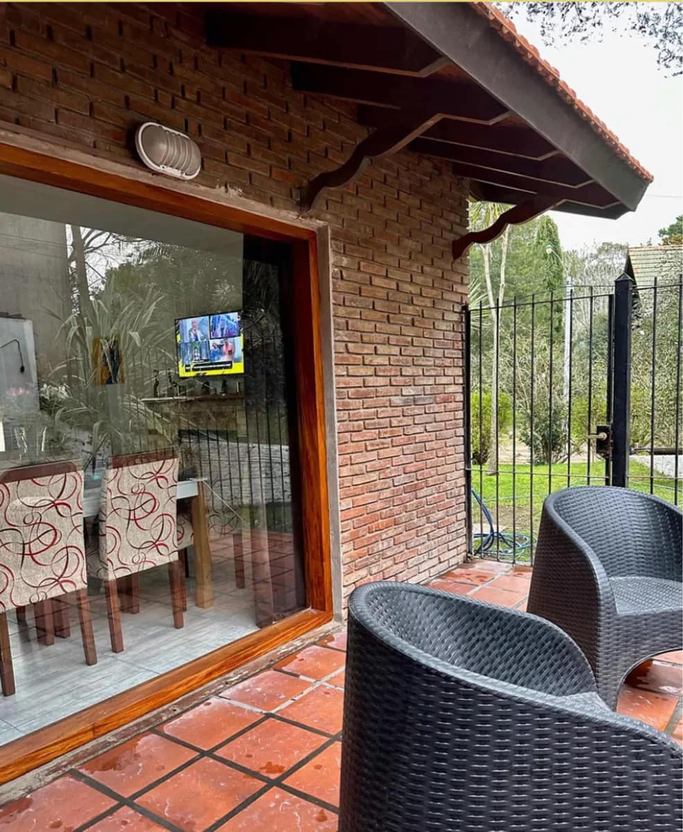 Hermosa Casa De 4 Ambientes, 3 Dormitorios Y 2 Cocheras En Venta En Villa Gesell, Costa Atlántica, Buenos Aires, Argentina